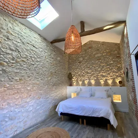 Aux Rives De La Courtade 3*