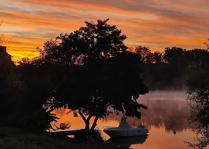 Couette-café Aux Rives De La Courtade 3*